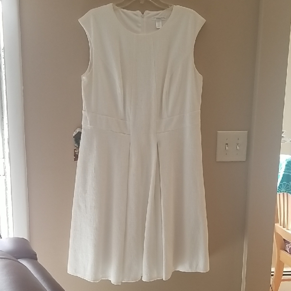 Elegant White Sleeveless Dress